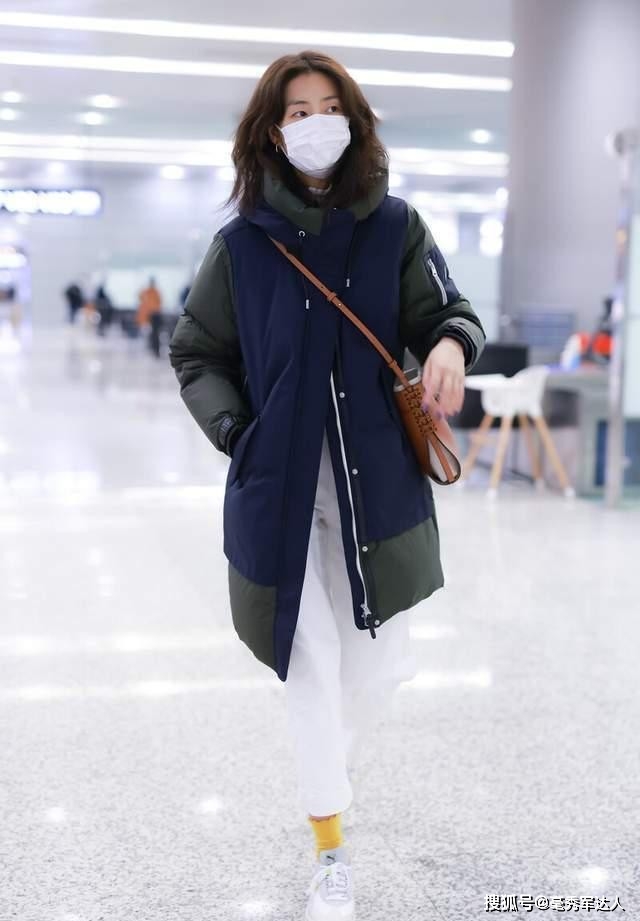 黑色 大表姐刘雯真有范，穿撞色棉衣配小白裤时髦干练，机场也能当秀场