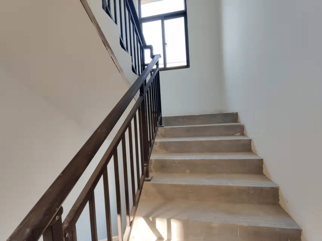 原创实探正荣品牌系之一的北城正荣府地下车库居然多处裂缝