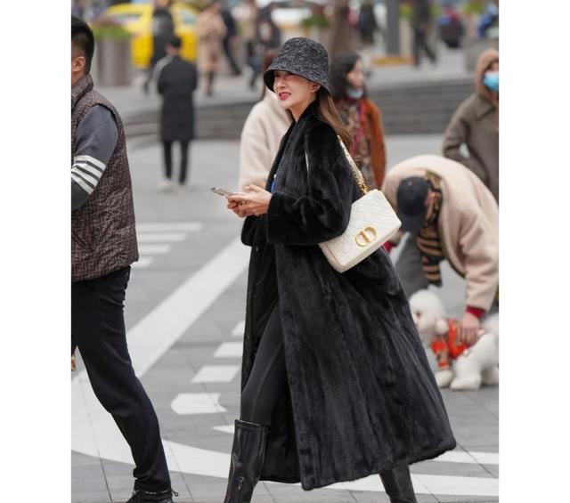 服装 重庆妹子的街拍很真实，冬天里的穿搭各式各样，美得不重样