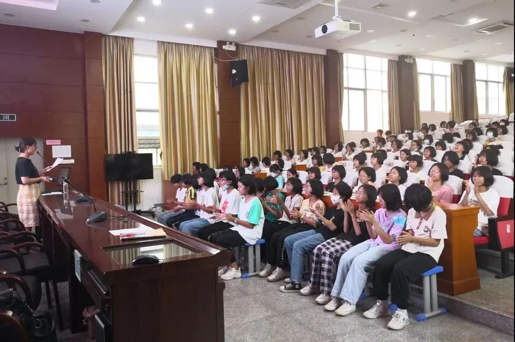 立德树人从家出发新罗区开展家庭教育公益大讲堂进校园活动