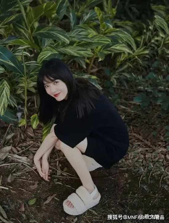 品牌 时尚 | 迪丽热巴这双毛毛拖鞋，简直可爱到犯规