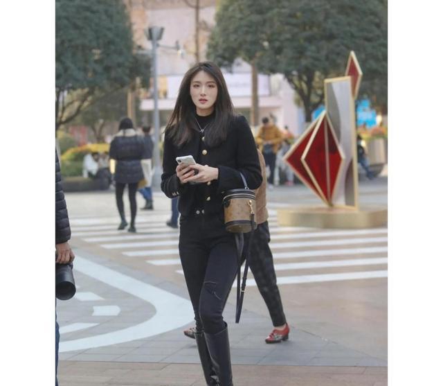 服装 重庆妹子的街拍很真实，冬天里的穿搭各式各样，美得不重样