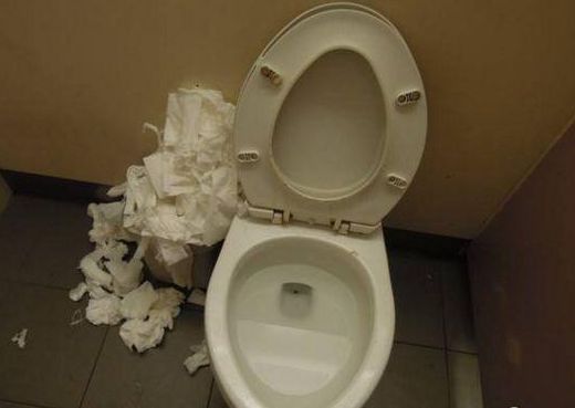  原创 厕纸用完该扔马桶照旧扔垃圾桶？许多人都做错，难怪茅厕有异味！