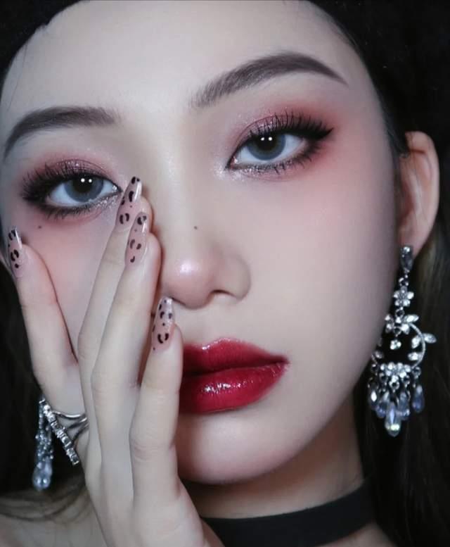 眼睫毛过年聚会，试试“渣女风”妆容，不说多惊艳，但是真的“渣”