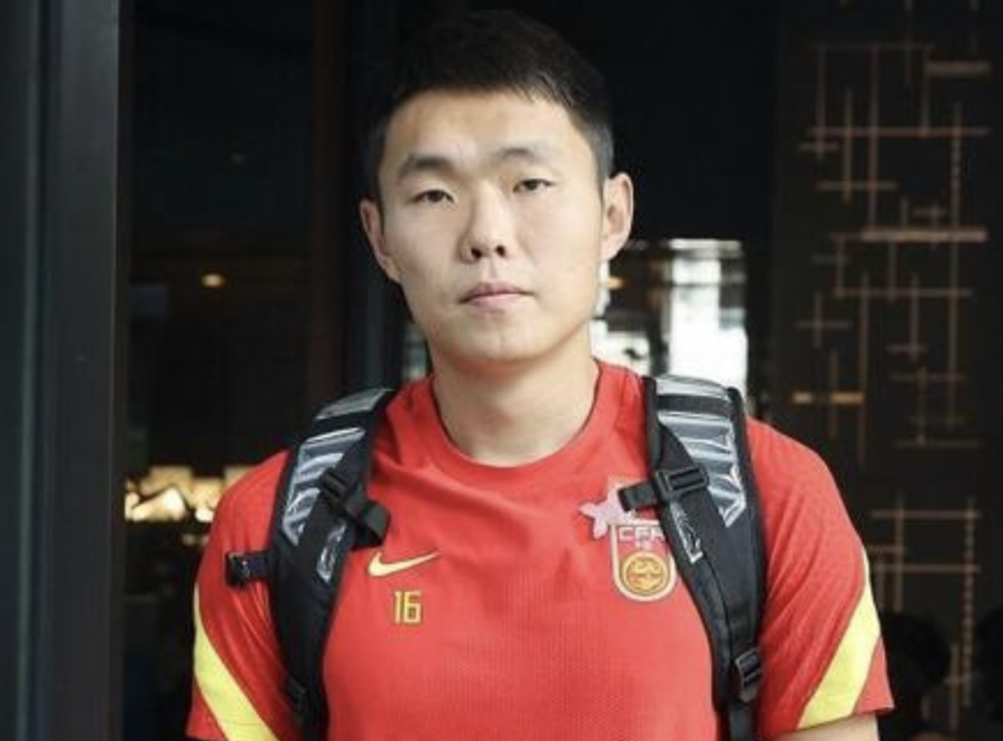 李铁很可能会弥补中后卫和右后卫的位置,而郑铮和吉翔则是李铁最喜欢