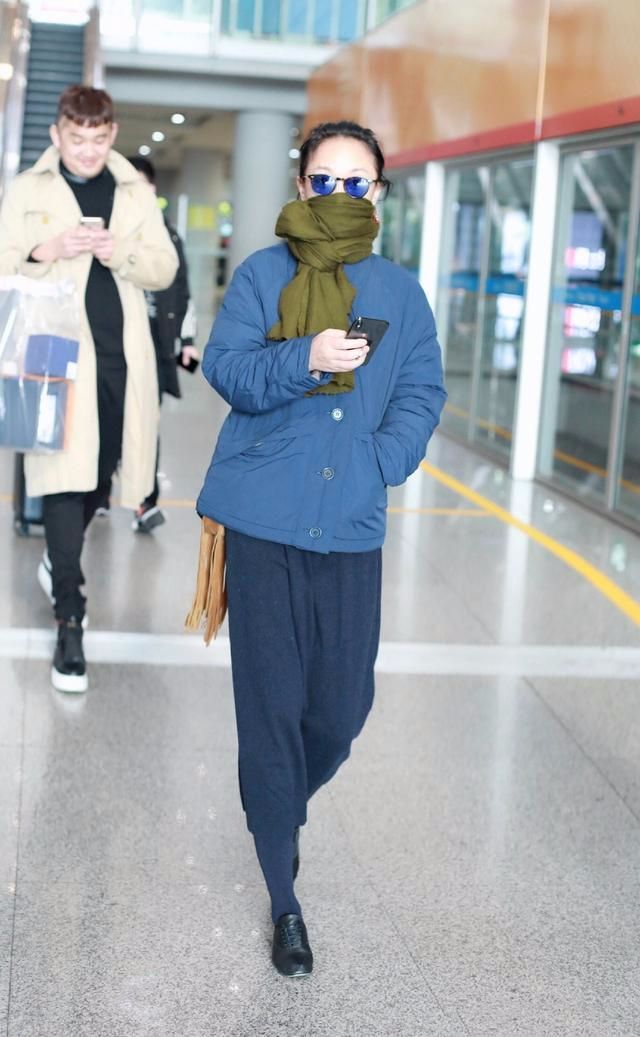 一身周迅头发盘起真减龄，高清镜头下皮肤也太好了吧！