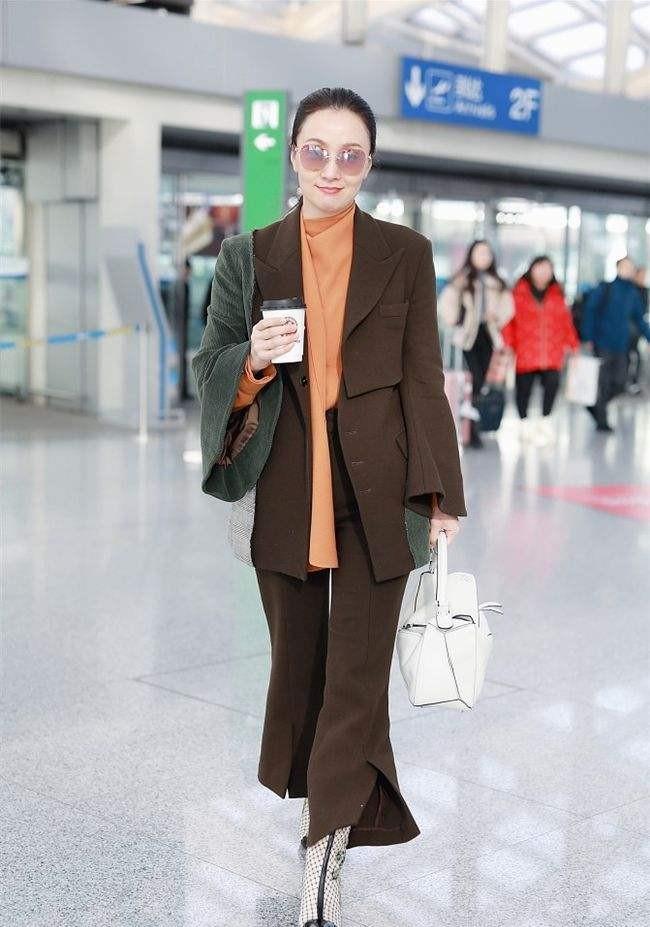 卫衣 49岁陶虹真会穿！羽绒服叠穿卫衣，不仅不臃肿，反而优雅又洋气