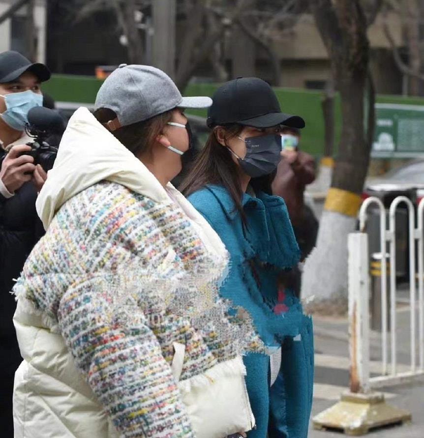 张小斐 春晚私服比拼：赵丽颖千元夹克可爱减龄，张小斐万元大衣输给宋茜