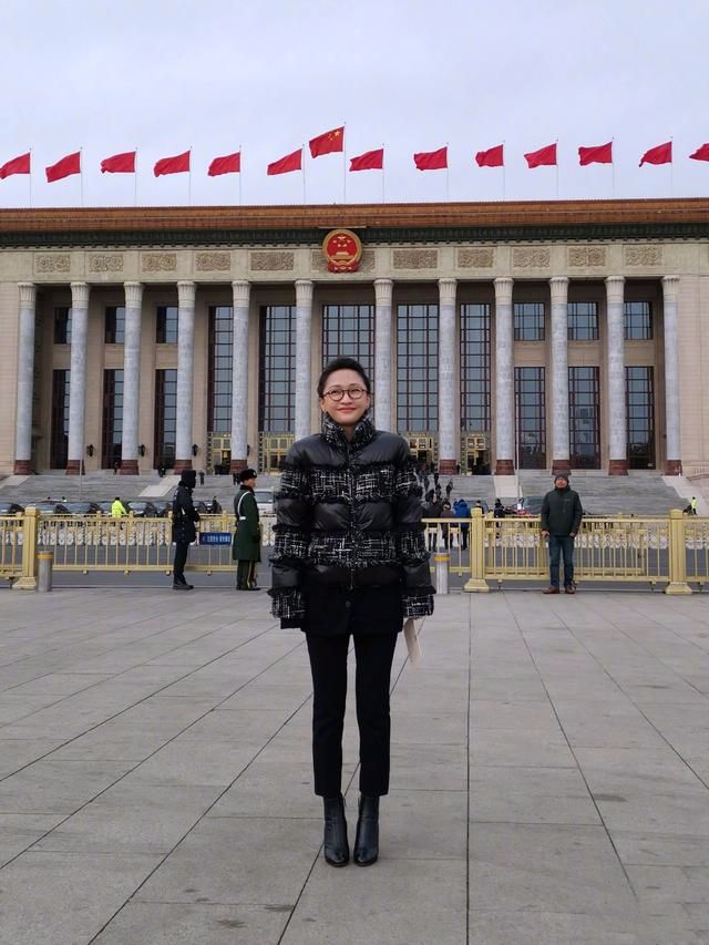 一身周迅头发盘起真减龄，高清镜头下皮肤也太好了吧！