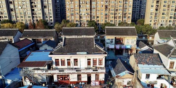 上海有个偏僻的农村，与江苏相距100米，村民去苏州比上海方便