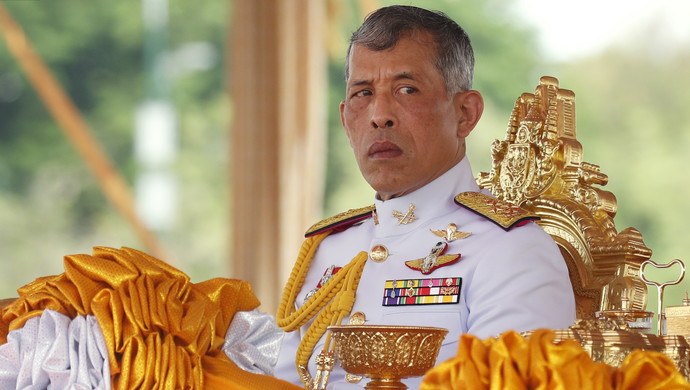 泰国人遇到国王必须匍匐跪拜，外国游客在泰国遇见国王也要拜吗？