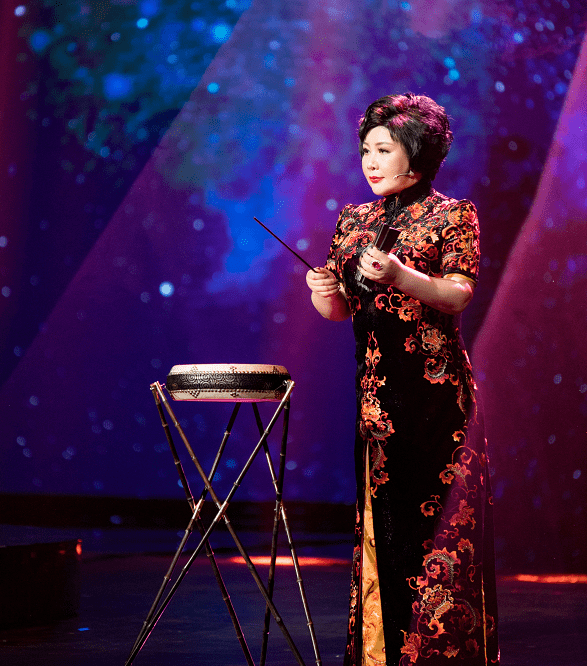 魅力 郭麒麟继母气质原来这么好,身材丰满但气韵足,45岁仍有名角气度