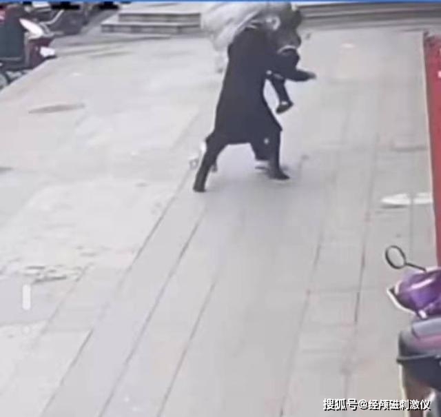 警方|浙江一男子当街抱摔男童，被路人制服，警方：系精神分裂症