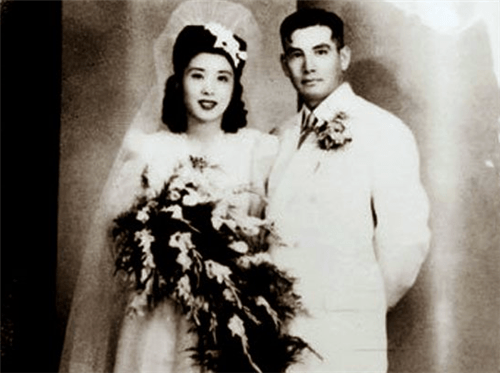 张灵甫死后，妻子赴美求生，60年后来到孟良崮，写下4字令人尊敬