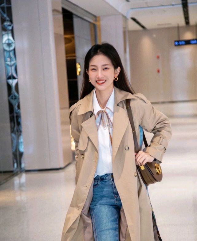 围巾 怎么穿大衣才高级？三套穿搭示范，让你轻松成为人群中的焦点