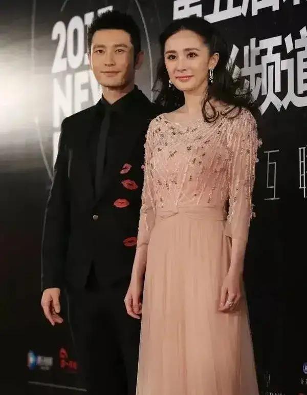 活动吉娜左右乱晃，赵露思鸵鸟颈，杨幂爱驼背，仪态短板滤镜也难救