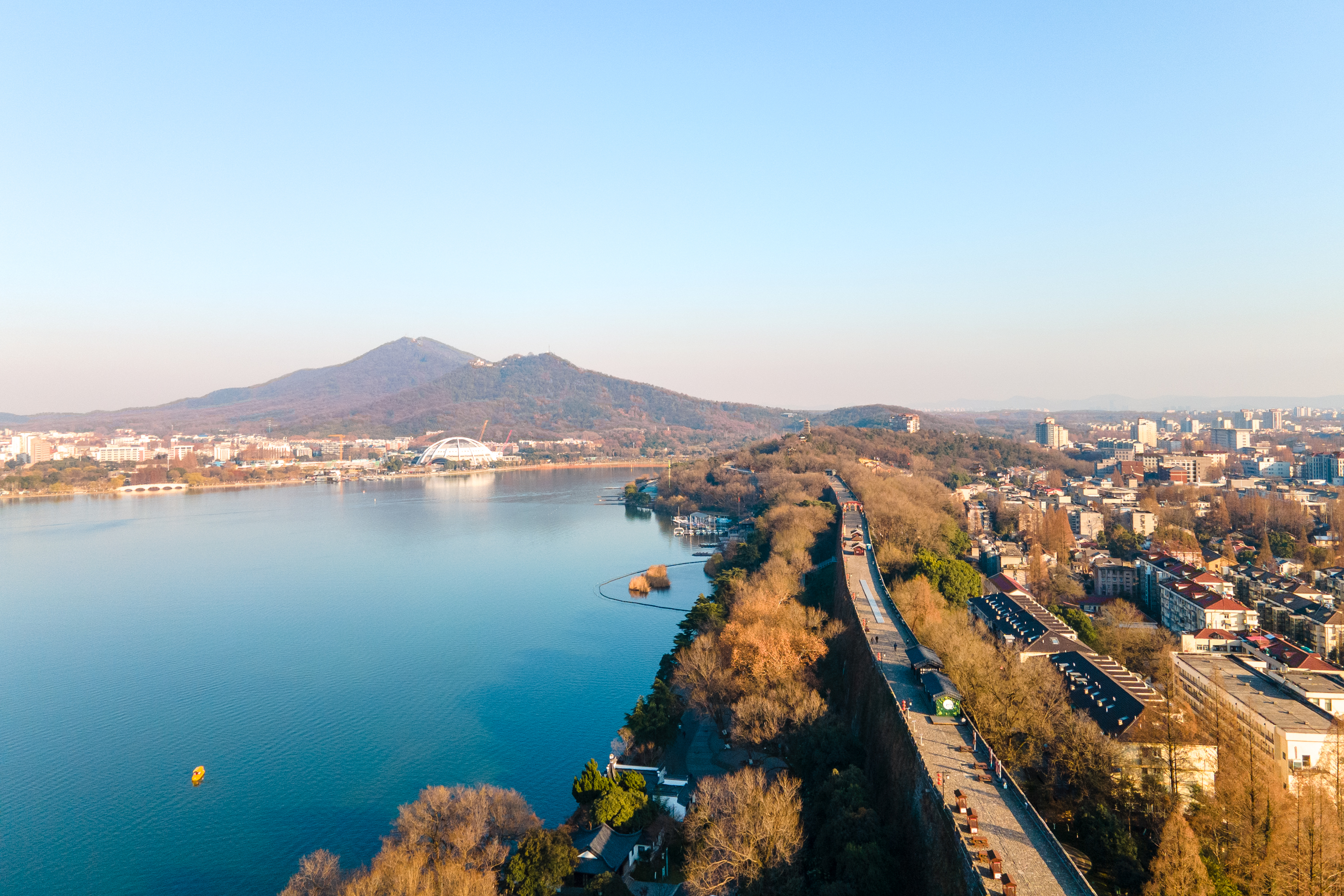 紫峰|南京台城，明城墙现存最高大、最完好的一段，古与新在此交相辉映