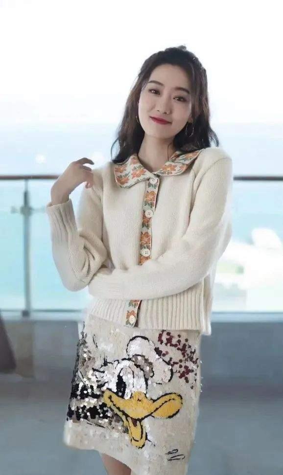 张小斐 张小斐生日咖位飞升,时尚品味改头换面,穿万元大衣千元鞋子出街