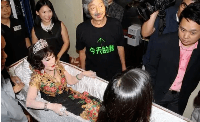 下巴脸部僵硬，下巴歪斜，这8位老年“整容脸”明星，笑比哭还难看