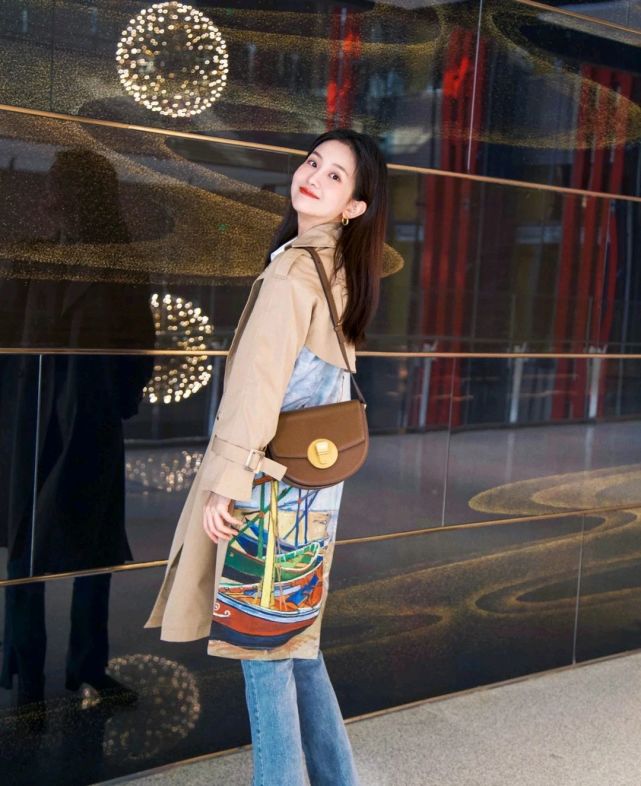 围巾 怎么穿大衣才高级？三套穿搭示范，让你轻松成为人群中的焦点