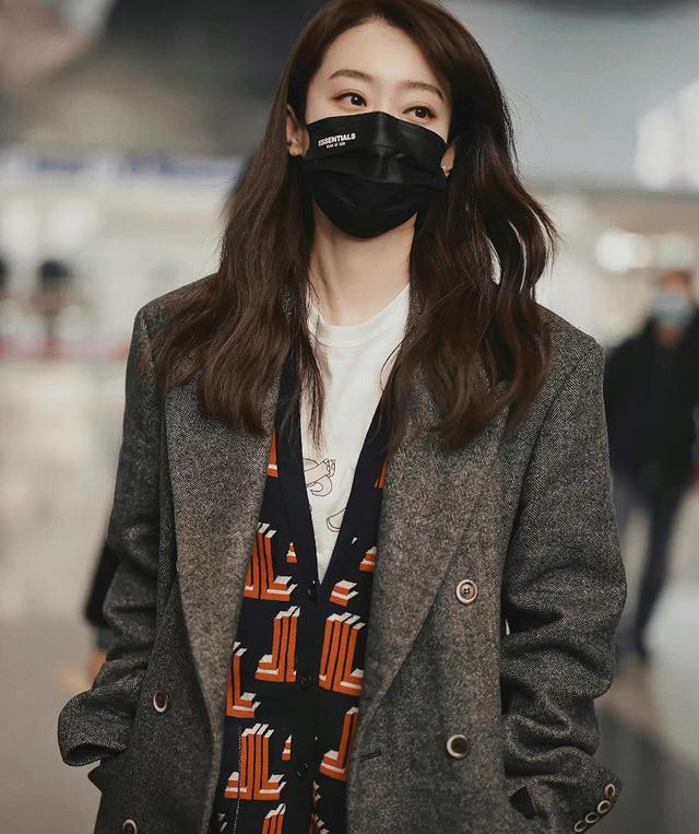 张小斐 张小斐生日咖位飞升，时尚品味改头换面，穿万元大衣千元鞋子出街