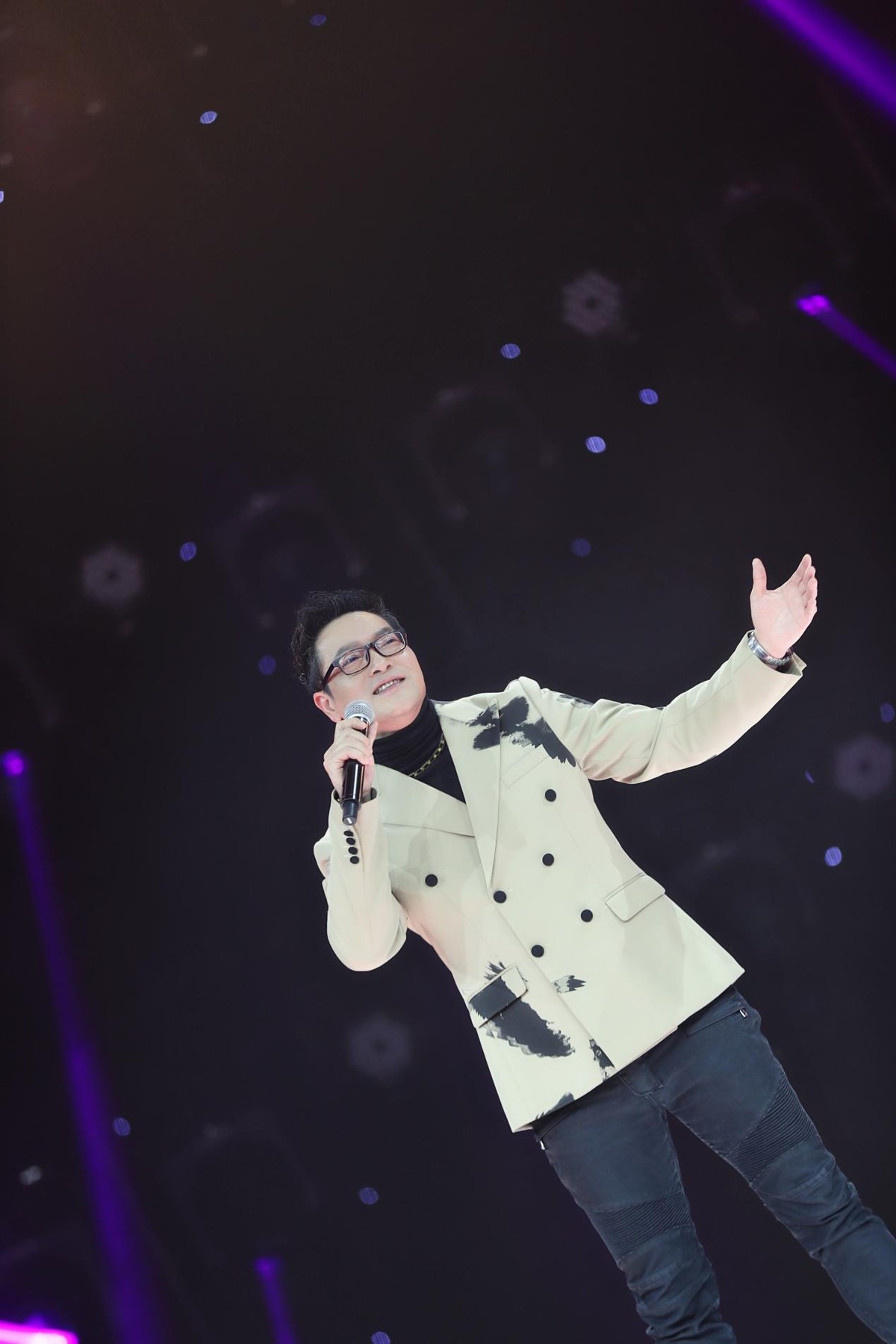 华语知名歌手秋雨受邀中国教育电视台晚会录制