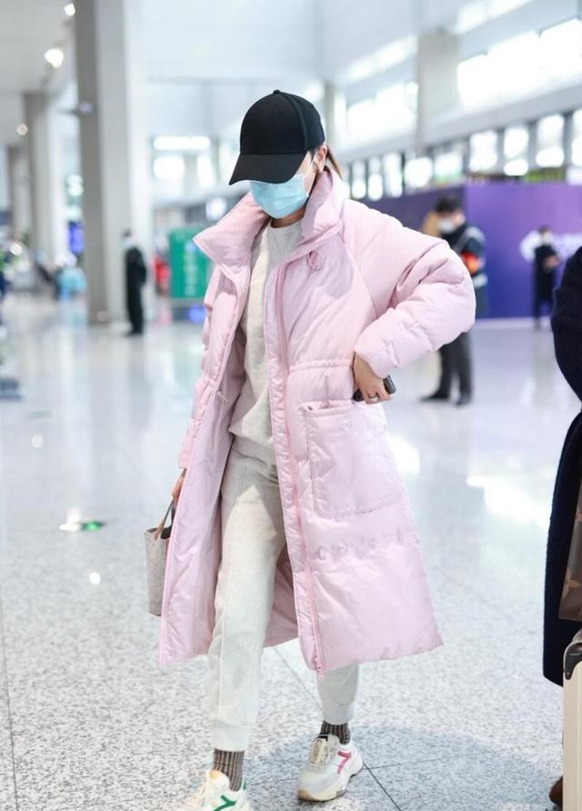 视觉 叶一茜机场穿搭接地气，粉色羽绒服搭配卫衣套装，丝毫没有明星味