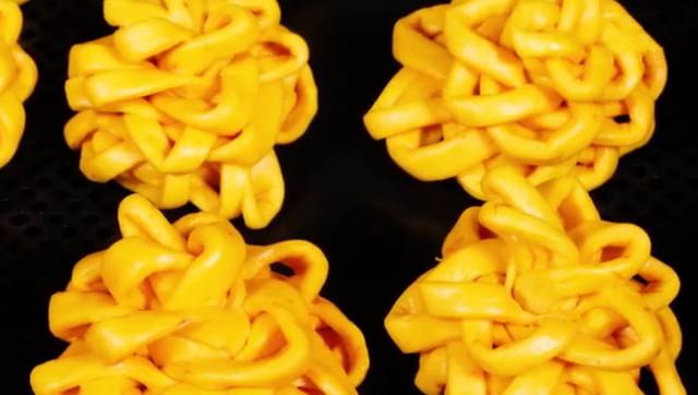 教你南瓜花卷的做法 营养美味 好吃又好看 比蒸馒头还好吃 酵母 面团 对折 教你南瓜花卷的做法 营养美味 好吃又好看 比蒸馒头还好吃 酵母 面团 对折