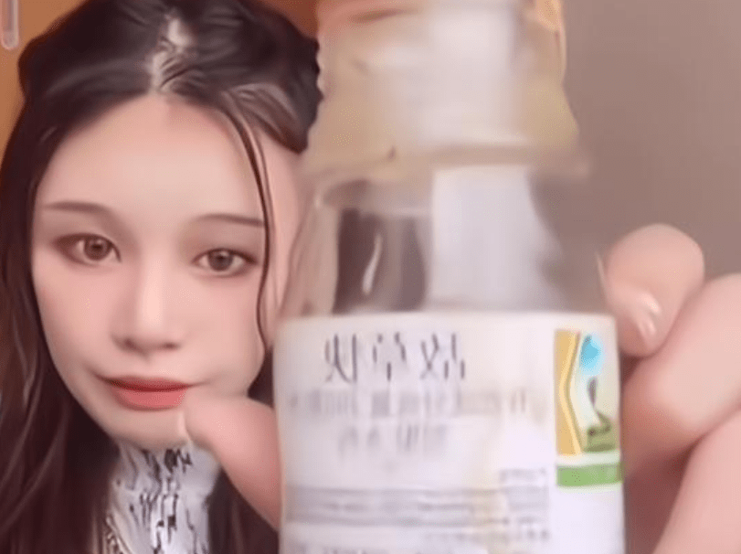 遭受到网络暴力之后被喝农药自杀的一位女主播,而且是在直播间里喝了