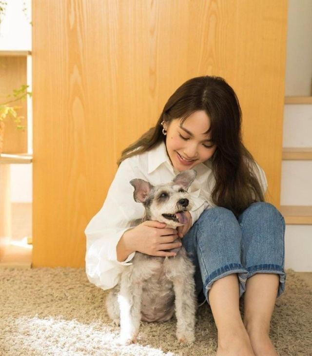 整体 杨丞琳私服穿搭指南：一袭紫色细格纹长裙，秒变青春少女