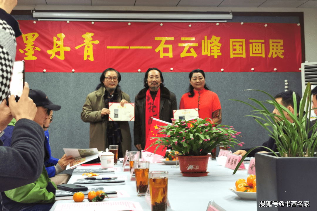 何铮馆长向李海珉老师颁发聘书戚品贤总监向石云峰先生颁发聘书石云峰