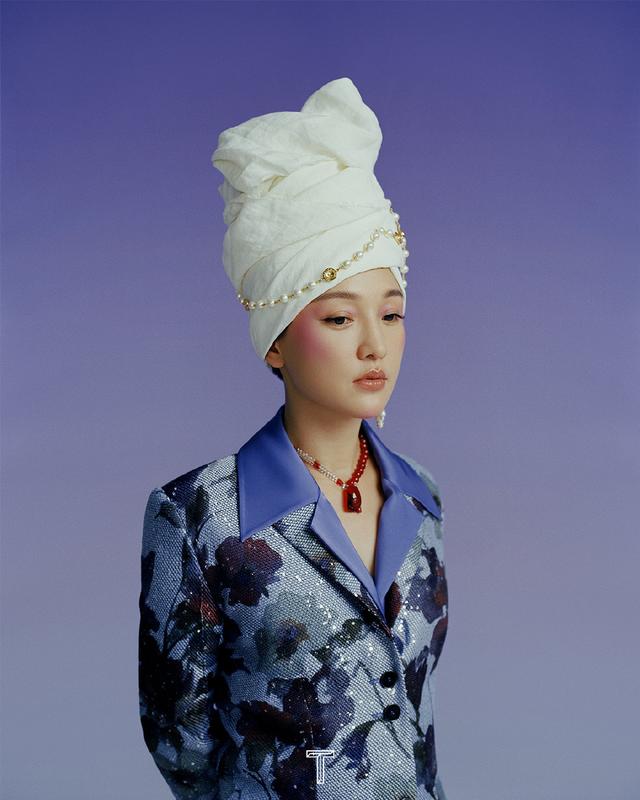 本人周迅纯黑亮片衫神情严肃，一展优雅成熟气质，上挑眼线更添娇媚