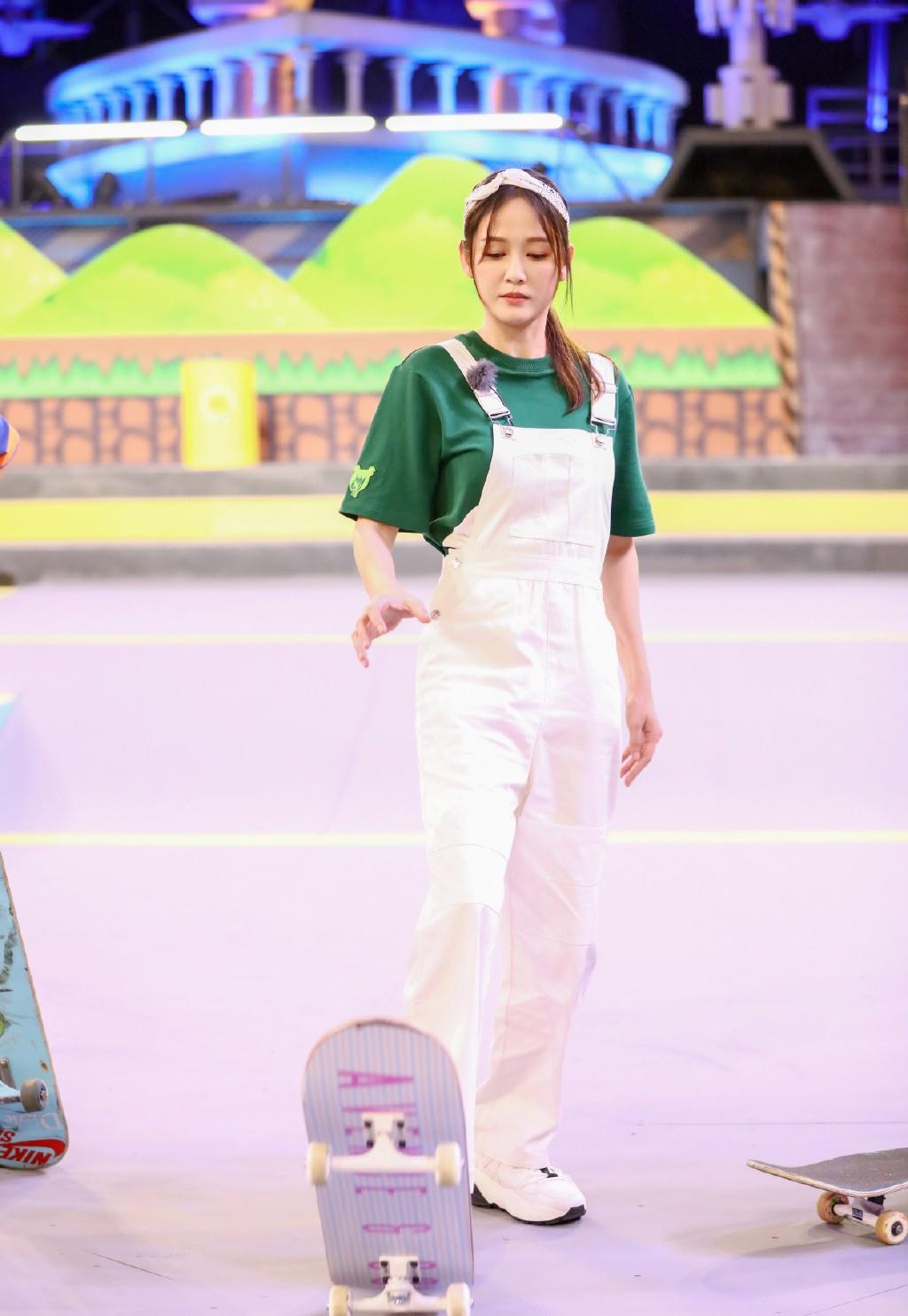 陈乔恩 陈乔恩真是满满的少女心，绿色T恤配背带裤，完全看不出40岁了