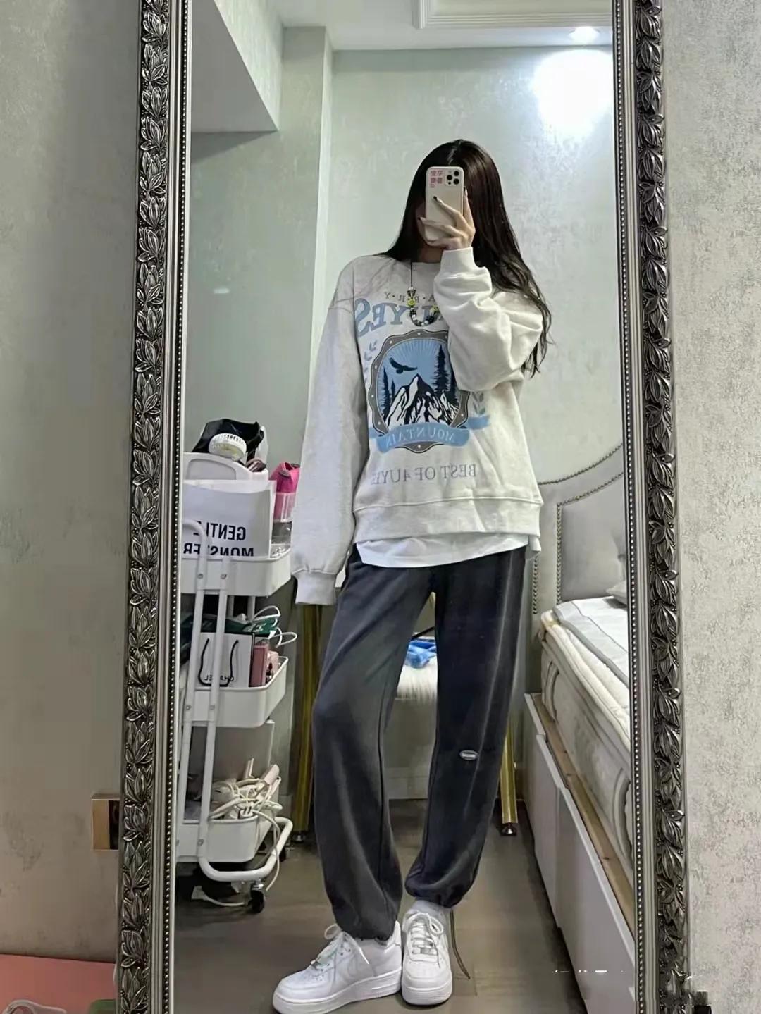 卫衣 避坑指南：卫衣别再搭牛仔裤了，这4个方法时髦又好看