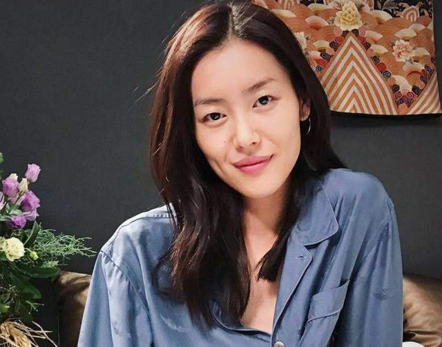 一身 刘雯扎丸子头太清新，黑白造型干净利落，招牌笑容很有感染力