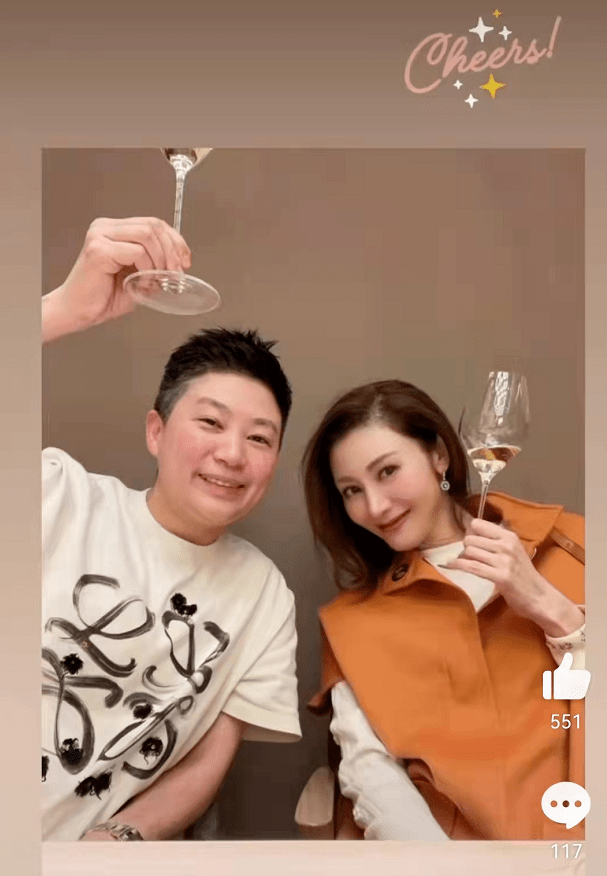 黑色 51岁李嘉欣出院后太玩得开！喝香槟暴露“鸡爪手”，名媛穿搭超美