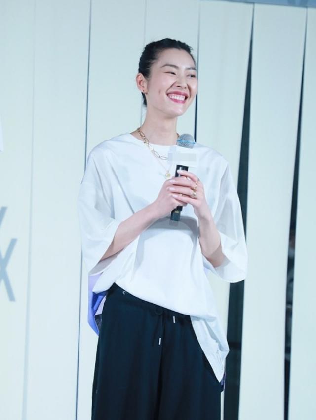 一身 刘雯扎丸子头太清新，黑白造型干净利落，招牌笑容很有感染力