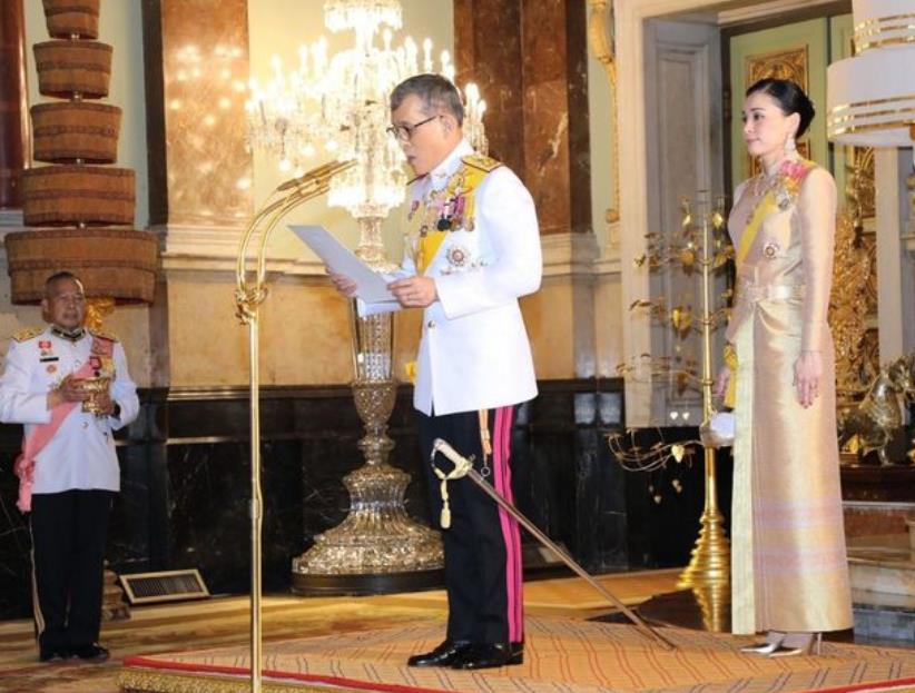 泰国嫔妃真实学历曝光：43岁苏提达全靠镀金，西拉米是真才实学