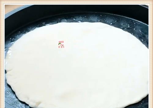 的表面|夏天必备快手鸡蛋泡泡饼,不用发面特简单,30分钟搞定全家人早餐