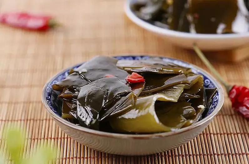 海带中含有丰富的碘元素，经常食用可以防治人体缺碘。海带中的一些成分