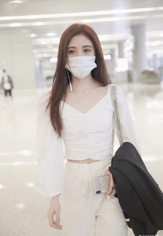 显得 鞠婧祎小淑女的正式穿搭真有范！简约白色尽显时髦，满满知性美