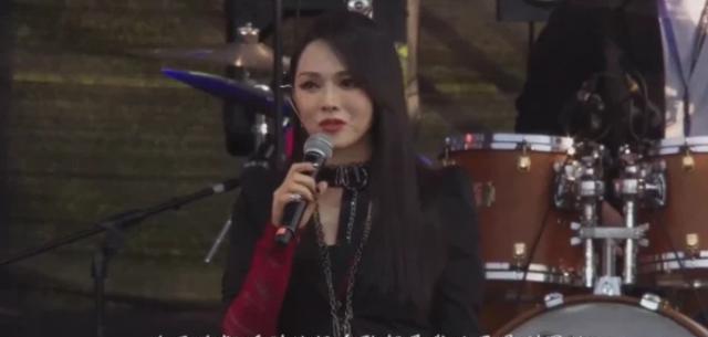 网友 伊能静携儿子合体拍杂志!19岁哈利穿紧身衣,化烟熏妆比母亲妖娆