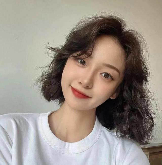 发型锁骨烫不火了,今年正流行的是“齐肩烫”,好打理还不挑脸型