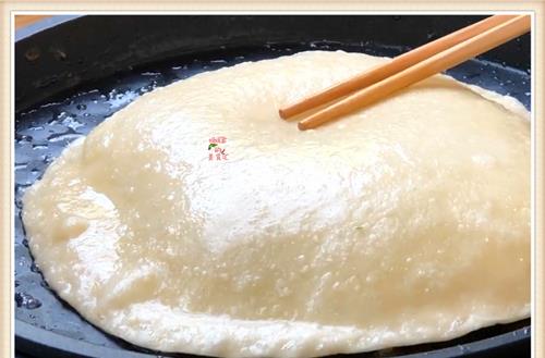 的表面|夏天必备快手鸡蛋泡泡饼,不用发面特简单,30分钟搞定全家人早餐