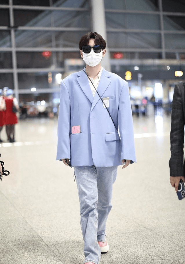 汪苏泷 汪苏泷都30多岁了仍似“奶油小生”，穿西装好精致