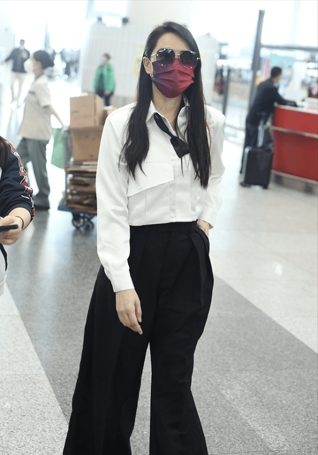 身材 伊能静身材没走样，轻松驾驭粉红色丝绒裙