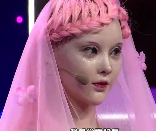 小天“真人芭比”网红迪丽拉,公开否认整容,结果吃饭却不敢张嘴?