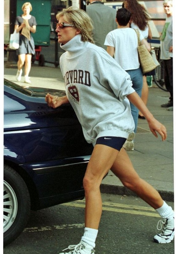 卫衣 跟着戴安娜王妃学穿搭，卫衣也能穿出高级优雅，也太会了吧