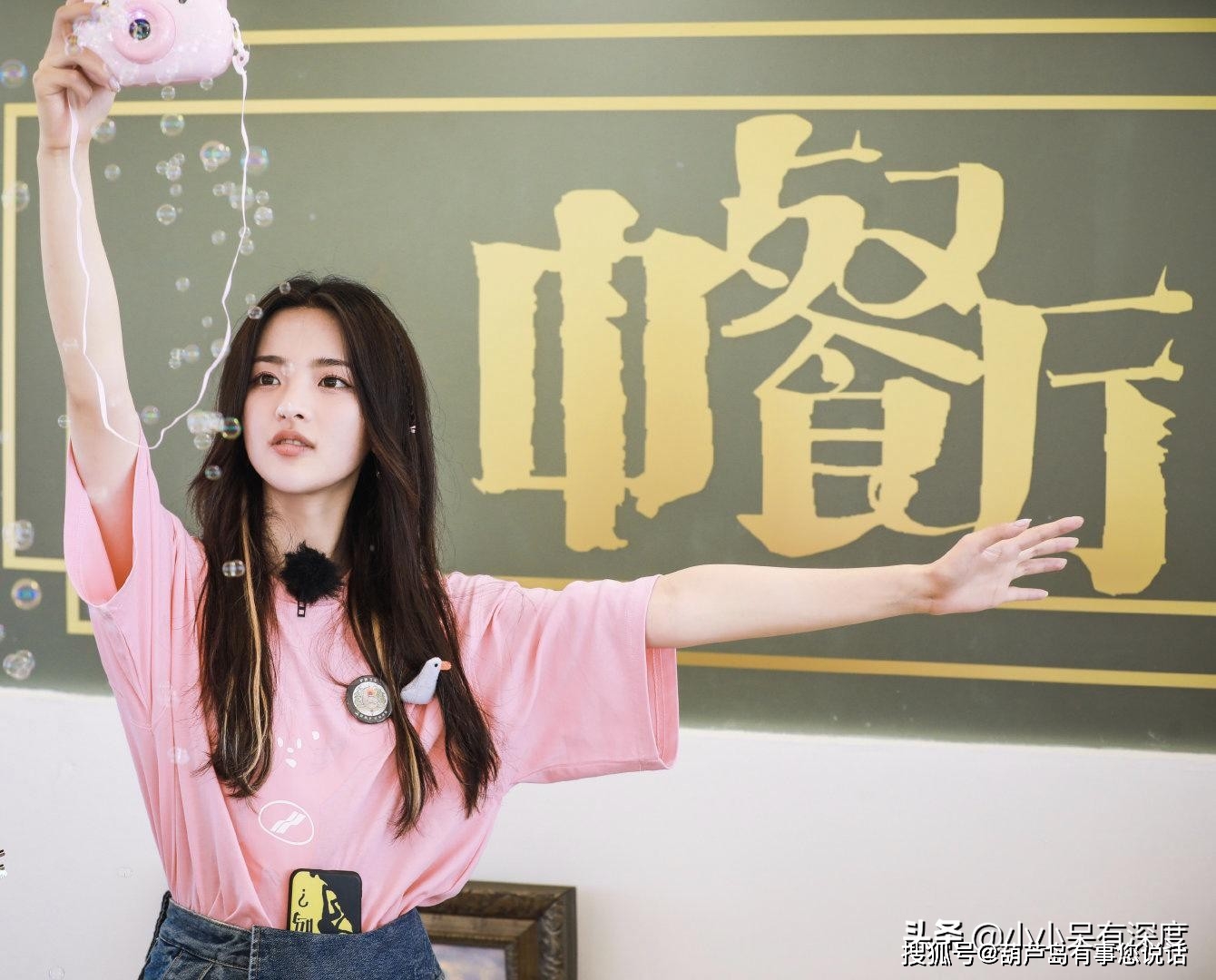 原创小刘佳和杨超越她俩长得简直一模一样的说是亲姐妹都有人信