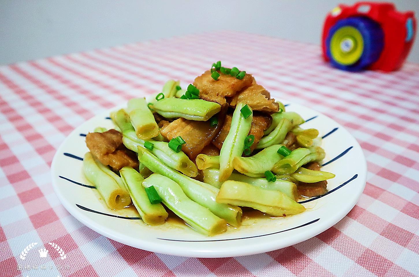 加入适量|这菜看起来老，吃起来却很嫩，放点肉一起炒，肉香菜更香，真好吃